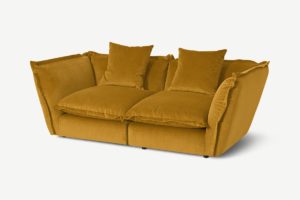 Fernsby 2-Sitzer Sofa, recycelter Samt in Senfgelb - MADE.com