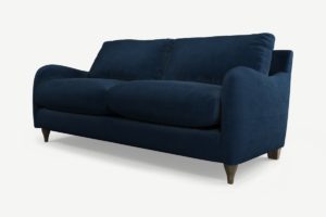 Sofia 2-Sitzer Sofa, recycelter Samt in Marineblau und helles Holz - MADE.com
