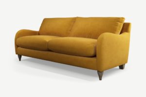 Sofia 3-Sitzer Sofa, recycelter Samt in Senfgelb und helles Holz - MADE.com