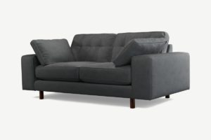 Atkinson 2-Sitzer Sofa, recycelter Samt in Dunkelgrau und dunkles Holz - MADE.com