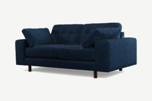 Atkinson 2-Sitzer Sofa, recycelter Samt in Marineblau und dunkles Holz - MADE.com