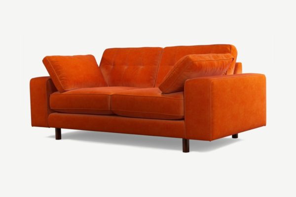 Atkinson 2-Sitzer Sofa, recycelter Samt in Paprika und dunkles Holz - MADE.com