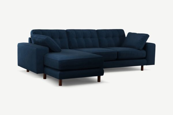 Atkinson Ecksofa (Recamiere links), recycelter Samt in Marineblau und dunkles Holz - MADE.com