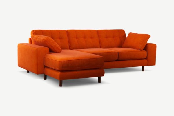 Atkinson Ecksofa (Recamiere links), recycelter Samt in Paprika und dunkles Holz - MADE.com