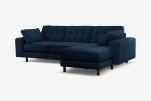 Atkinson Ecksofa (Recamiere rechts), recycelter Samt in Marineblau und dunkles Holz - MADE.com