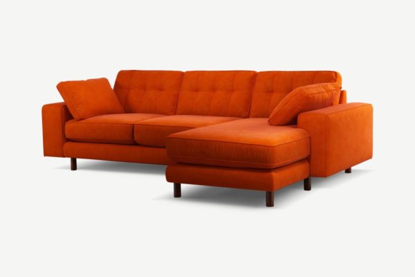 Atkinson Ecksofa (Recamiere rechts), recycelter Samt in Paprika und dunkles Holz - MADE.com